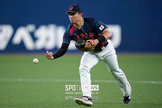 日 상상할 수도 없는 일이…천왕 보며 껌 질겅질겅→