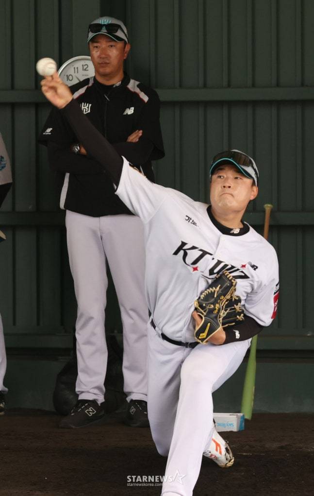 '강백호 홈런 친 날' 보상선수 150㎞ 쾅! 공 8개 1이닝 순삭...