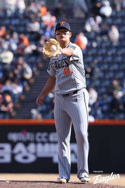 '3분 만에 이닝 삭제' 던지는 사람도 숨찼다…1점 차 완벽 세이브, 김서현