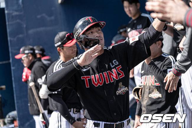 LG 트레이드 대박 터지나, 2G 연속 멀티 히트→다이빙캐치로 패배 막다...50억 김현수 떠난 자리 메운다