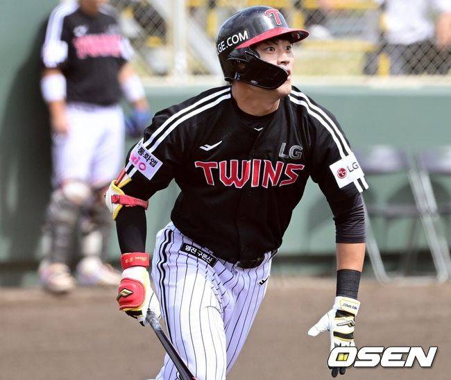 LG 트레이드 대박 터지나, 2G 연속 멀티 히트→다이빙캐치로 패배 막다...50억 김현수 떠난 자리 메운다