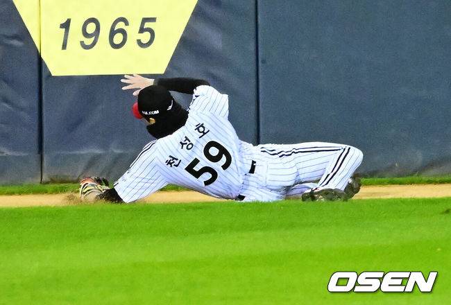 LG 트레이드 대박 터지나, 2G 연속 멀티 히트→다이빙캐치로 패배 막다...50억 김현수 떠난 자리 메운다