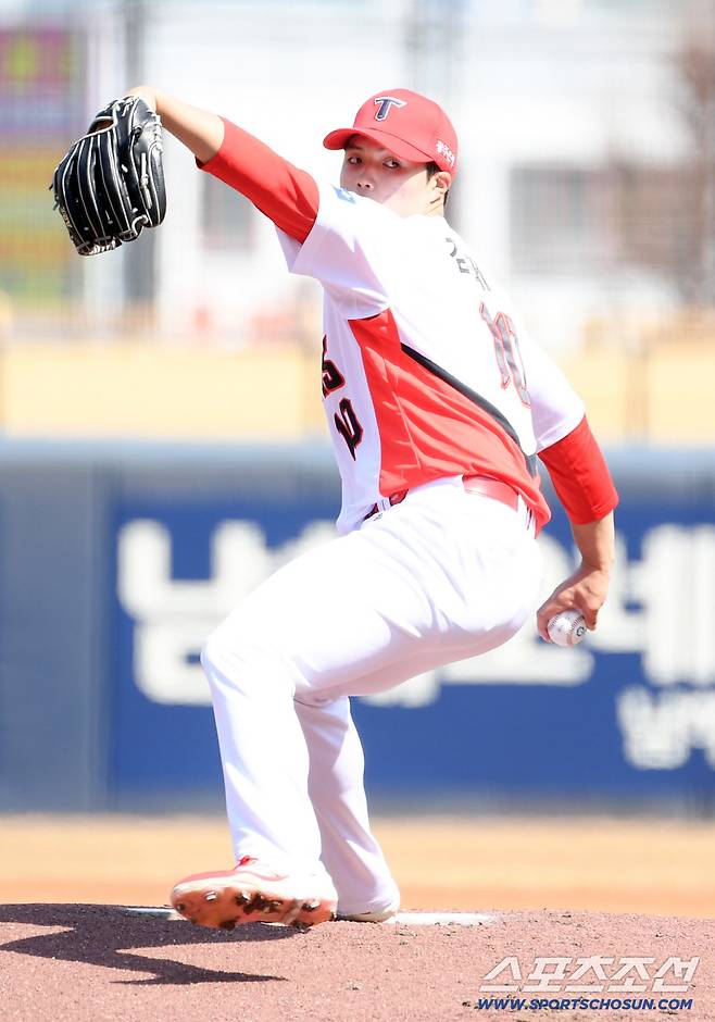 '홈런 한 방? 괜찮아!'...KIA 김태형, 최고 149km 배짱투로 5선발 눈도장 [광주 현장]