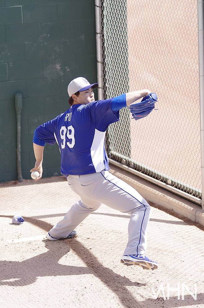 '아, 류현진' 도미니카 상대 '국대' 마지막 등판서 1과 2/3이닝 3실점…그래도 '탱큐'