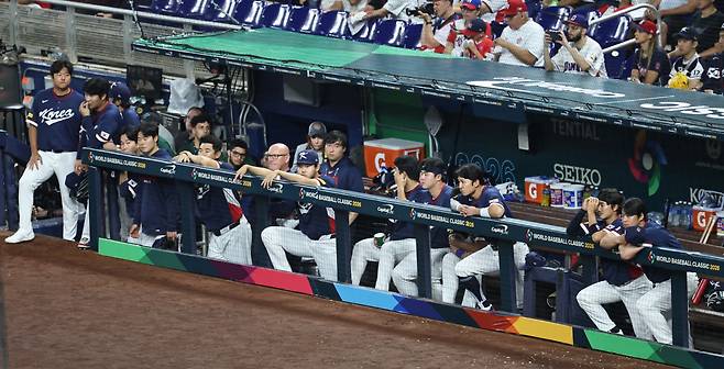 아웃 타이밍인데 계속 뛰어? 방심안하는 도미니카, 베이스러닝+열정까지 압도적…'순식간에 0-7' 허탈한 류지현호 [WBC]