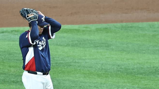 아웃 타이밍인데 계속 뛰어? 방심안하는 도미니카, 베이스러닝+열정까지 압도적…'순식간에 0-7' 허탈한 류지현호 [WBC]