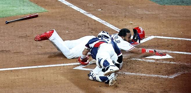 그야말로 '자연재해급' 타격…류현진이 장타 맞은 '땅바닥 커브', 알고 보니 '2023·2026 WBC 가장 낮은 공'→진짜 '어쩔 수가 없다' [WBC]