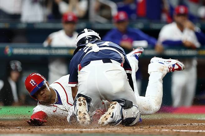 그야말로 '자연재해급' 타격…류현진이 장타 맞은 '땅바닥 커브', 알고 보니 '2023·2026 WBC 가장 낮은 공'→진짜 '어쩔 수가 없다' [WBC]