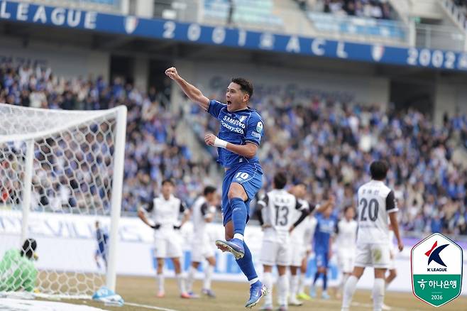 '이정효볼 위력' 수원 3전 전승 파죽지세, 승격 후보 전남 2-0 완파... 정호연·헤이스 데뷔골+고승범 복귀전 [수원 현장리뷰]