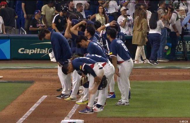 ‘10점 차 콜드패’에도 팬 향해 인사…한국 대표팀 행동에 세계 찬사