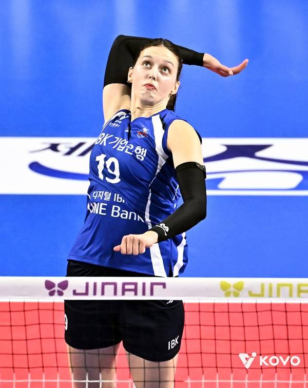 '빅토리아 23점' IBK기업은행, GS칼텍스에 셧아웃 승리…봄 배구 희망 살렸다