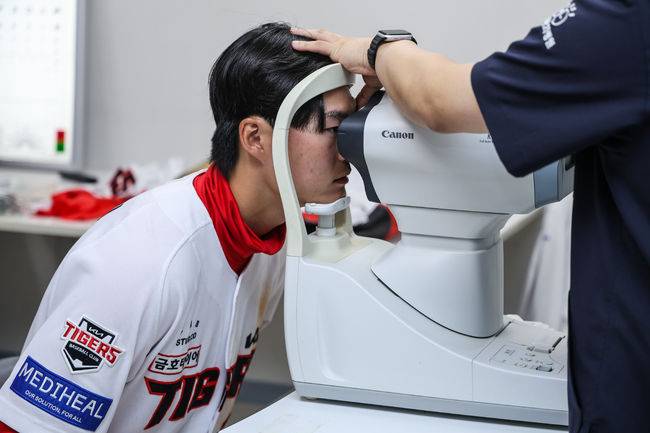 ‘우승→8위’ KIA 희소식 떴다! 선수단 눈 검진→건강 양호 판정, 눈야구로 명가 재건 노린다