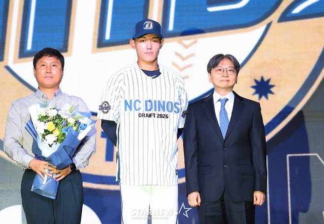 'KBO 타격 1위라니' 타율 0.556→1회 초구 홈런 폭발, '전체 2순위' 신재인 '박민우 향기가 난다' [KBO 시범경기 리뷰]