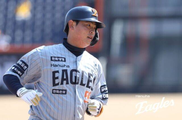 '홈런-홈런-홈런-홈런→135m 대형 홈런' 한화 거포 포수 탄생? 54억 포수 후계자 꿈꾸다