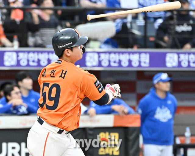 '홈런-홈런-홈런-홈런→135m 대형 홈런' 한화 거포 포수 탄생? 54억 포수 후계자 꿈꾸다