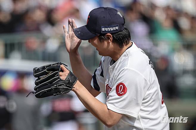 '어디서 이런 필승조가 나왔지?' 150km 강속구로 KK 세이브! 롯데 '대졸 최대어' 루키, 캠프→시범경기까지 눈도장 제대로 '쾅' [부산 현장]