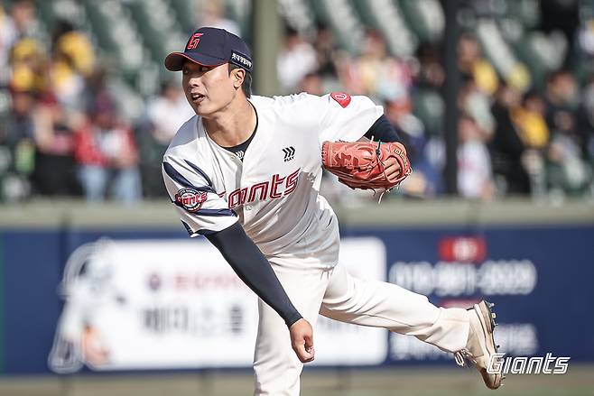 '어디서 이런 필승조가 나왔지?' 150km 강속구로 KK 세이브! 롯데 '대졸 최대어' 루키, 캠프→시범경기까지 눈도장 제대로 '쾅' [부산 현장]
