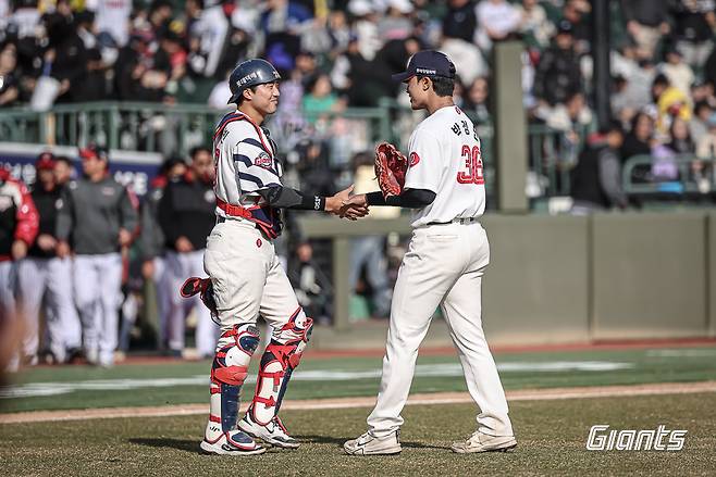 '어디서 이런 필승조가 나왔지?' 150km 강속구로 KK 세이브! 롯데 '대졸 최대어' 루키, 캠프→시범경기까지 눈도장 제대로 '쾅' [부산 현장]