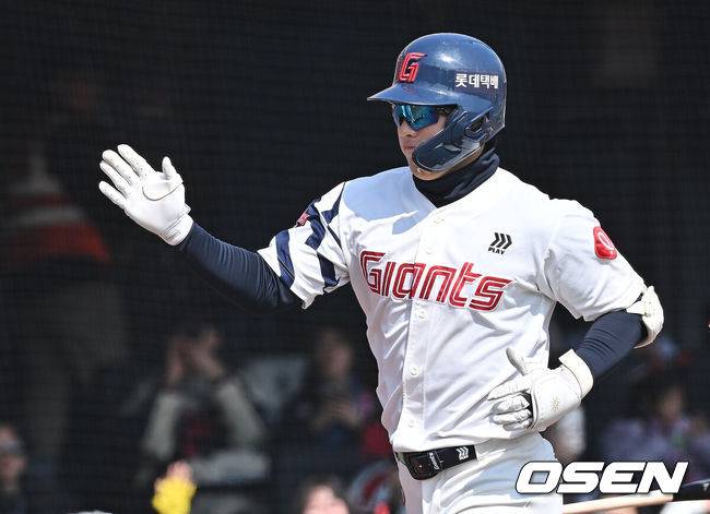 130m 초대형 홈런쳤는데, 왜 경기 후 나홀로 수비훈련 했나…사직에 ‘한태양’이 뜬다