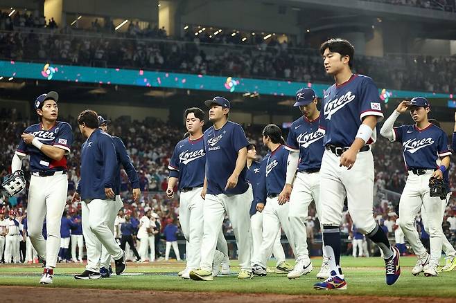 한국 콜드게임 탈락도 서러운데, '7시간30분' 대기→지연 출발…15일 아닌 16일 인천 도착