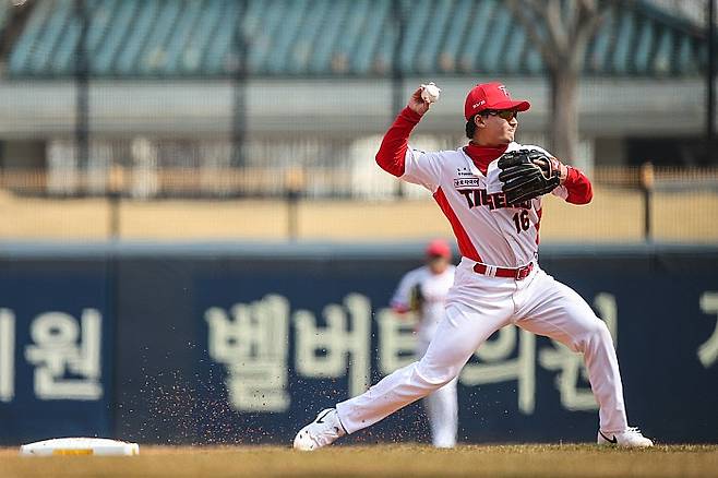 ‘홈런 기계’로 진화한 윤도현, 부상 악몽 털고 KIA 내야 주전 경쟁 ‘정조준’