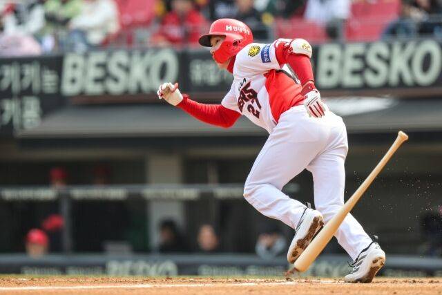 아니, KIA 호령타에게 이런 타격기술이? 땅으로 박히는 공을 뽑아 올렸다…손목만 싹 돌려서[MD광주]