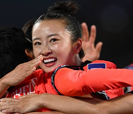 한국-일본, 여자축구 나란히 대형 사고! 소나기골 폭발…'韓 6골? 우린 7골' 일본, 필리핀 7-0 대파→여자아시안컵 4강 '한일전' 빅매치 성사