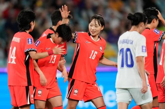 한국-일본, 여자축구 나란히 대형 사고! 소나기골 폭발…'韓 6골? 우린 7골' 일본, 필리핀 7-0 대파→여자아시안컵 4강 '한일전' 빅매치 성사