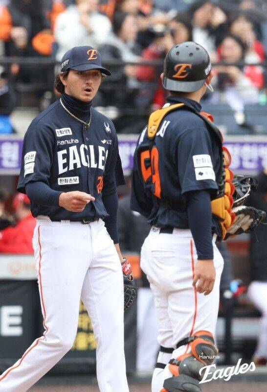 ERA 12점대인데 15억에 모셔왔는데…KKKKKKK 이 선수가 폰세-와이스 잊게 할까, 김경문 호평