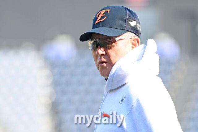 ERA 12점대인데 15억에 모셔왔는데…KKKKKKK 이 선수가 폰세-와이스 잊게 할까, 김경문 호평