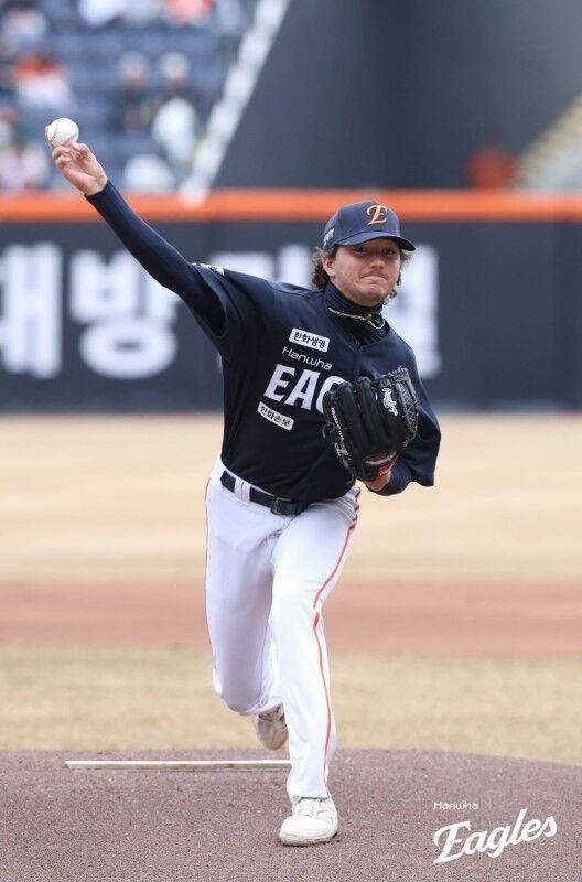 ERA 12점대인데 15억에 모셔왔는데…KKKKKKK 이 선수가 폰세-와이스 잊게 할까, 김경문 호평