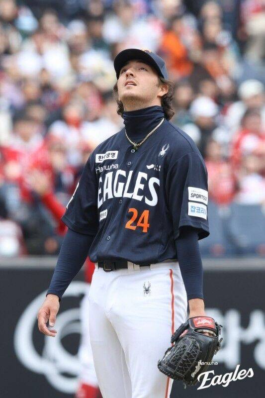 ERA 12점대인데 15억에 모셔왔는데…KKKKKKK 이 선수가 폰세-와이스 잊게 할까, 김경문 호평