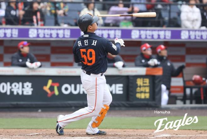 4연타석 홈런 괜히 쳤겠나! 첫 홈런→연타석포 '1위 등극',…'우승 포수' 떠나자 '거포 포수' 나왔다,