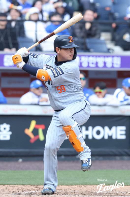 4연타석 홈런 괜히 쳤겠나! 첫 홈런→연타석포 '1위 등극',…'우승 포수' 떠나자 '거포 포수' 나왔다,