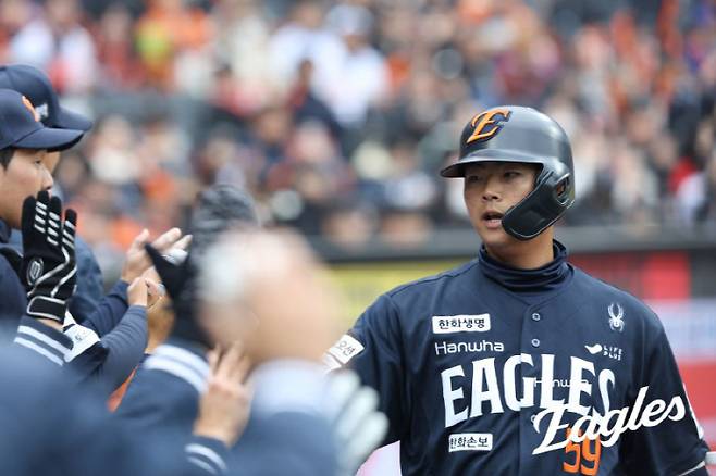 4연타석 홈런 괜히 쳤겠나! 첫 홈런→연타석포 '1위 등극',…'우승 포수' 떠나자 '거포 포수' 나왔다,