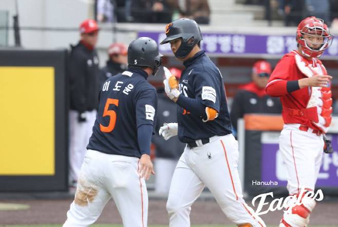 4연타석 홈런 괜히 쳤겠나! 첫 홈런→연타석포 '1위 등극',…'우승 포수' 떠나자 '거포 포수' 나왔다,