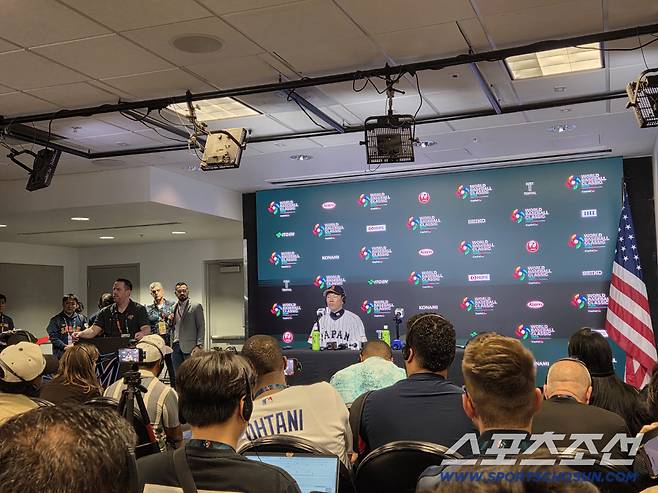 안쓰러운 日감독, '두 번 죽인' 굴욕적 기자회견 →