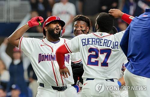 '한국 10-0 대파했는데' 도미니카, 와르르 무너졌다…미국, '51득점 폭발' 최강 타선 2-1로 잠재워→WBC 결승 선착