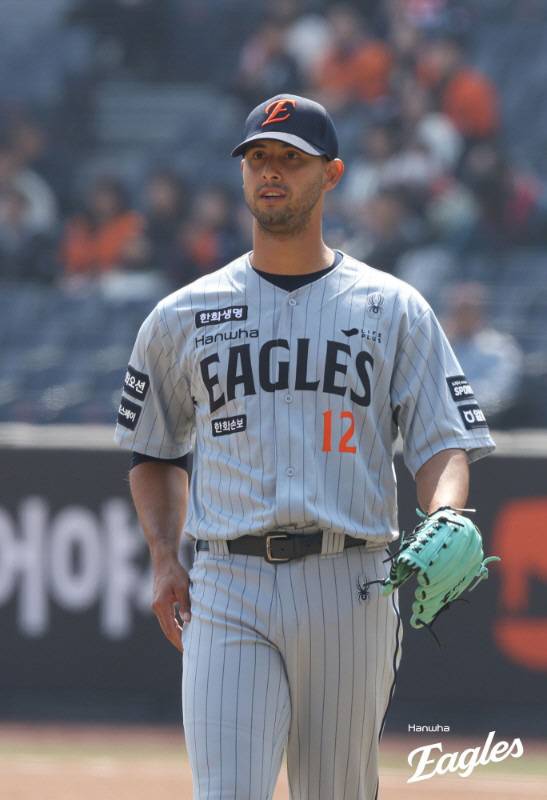 '8실점' 한화 불펜 붕괴, 155㎞ 외국인 데뷔전 빛 바랬다…'장타쇼' 두산 대역전승[대전 리뷰]