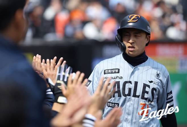 '8실점' 한화 불펜 붕괴, 155㎞ 외국인 데뷔전 빛 바랬다…'장타쇼' 두산 대역전승[대전 리뷰]