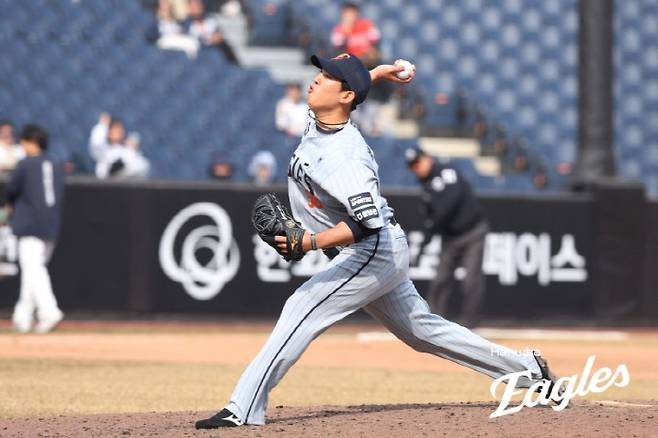 '8실점' 한화 불펜 붕괴, 155㎞ 외국인 데뷔전 빛 바랬다…'장타쇼' 두산 대역전승[대전 리뷰]