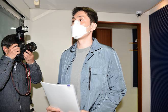 [단독] 폭행으로 영구제명된 선수에게 학생들 맡기는 대학 농구부…“한 방 때렸을 뿐” 두둔까지