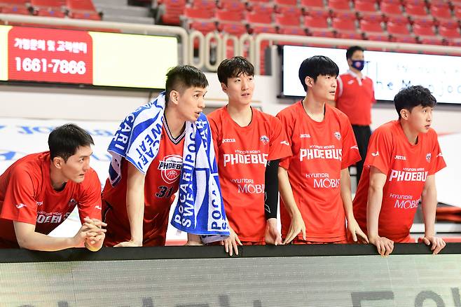 [단독] 폭행으로 영구제명된 선수에게 학생들 맡기는 대학 농구부…“한 방 때렸을 뿐” 두둔까지