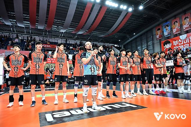‘봄 배구’ 실패했지만…주말 홈경기 모두 ‘매진’에 평균 관중 3334명, 부산 ‘연고 이전’ 첫해 OK저축은행이 남긴 것