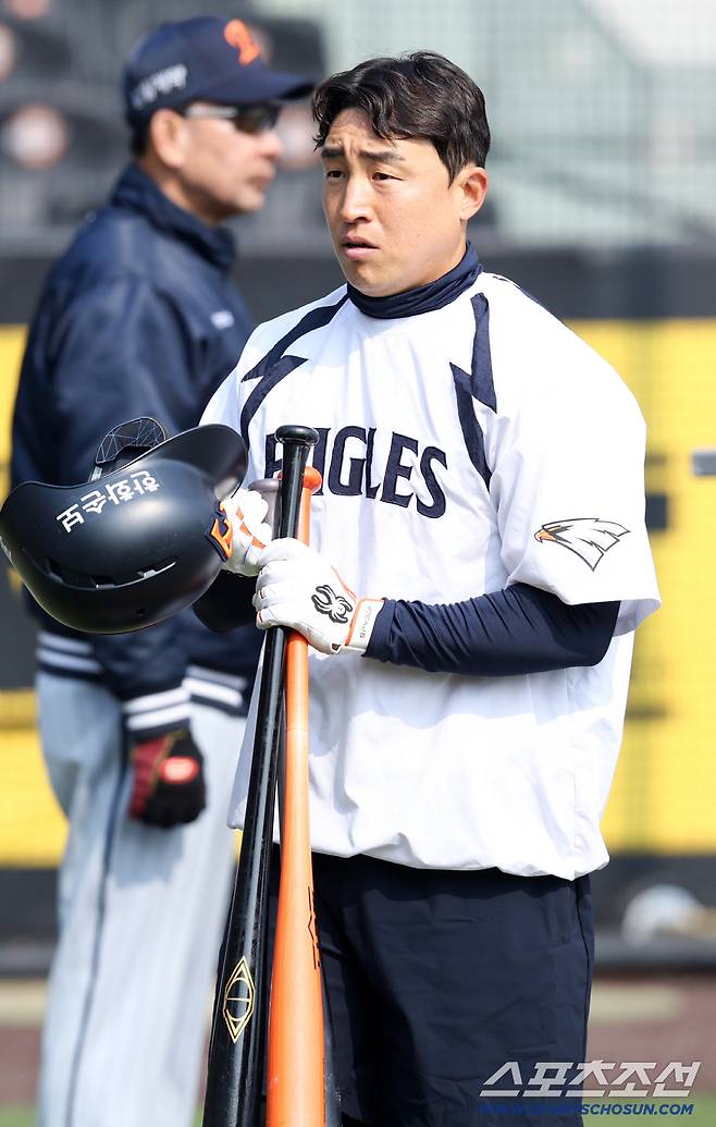 '이게 역대 1위다' 1억 백의종군 베테랑 터졌다…한화, 치열한 고민 시작되나