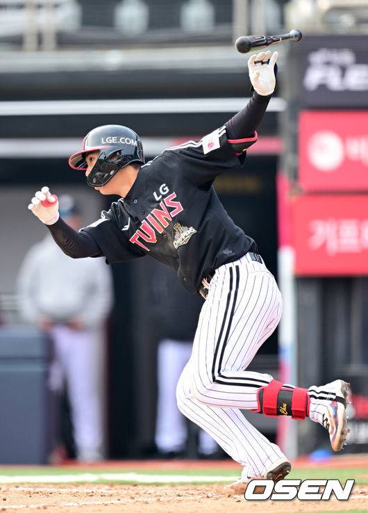 이런 선수가 원래 투수였다니…‘타자 변신’ LG 20세 유망주의 솔직 고백 “야수 전향 후회 안 합니다” [오!쎈 수원]