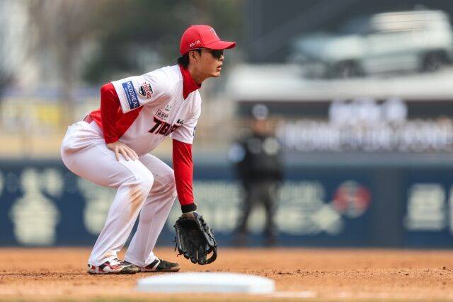 KIA가 호주 유학까지 보냈던 그 내야수가 환골탈태했나…수비만 보면 박찬호 후계자, 반쪽짜리 없다