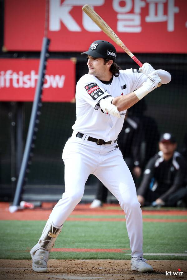 병살타를 4개나 쳤는데 어떻게 이겨요...'이재원 멀티포+홈런 4방' LG, KT에 시범경기 첫 승 헌납 [수원 현장]