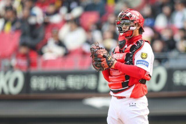 한준수 헤드샷에 KIA 가슴 철렁, 이래서 주효상 성장이 필수…안 아픈 1차지명 포수, 이젠 증명해야 한다