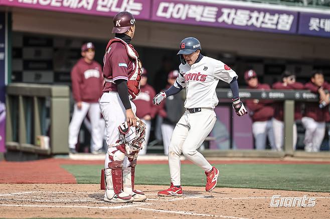 '단독 1위' 롯데 지는 법을 잊었다, 그런데... 꿈의 '160㎞ 파이어볼러' 8회 구원 등판→치명적 동점 허용이라니